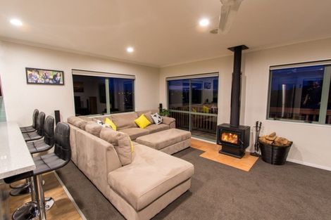 Photo of property in 8a Edgware Road, West Harbour, Auckland, 0618