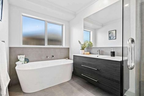 Photo of property in 32 Te Piriti Road, One Tree Point, 0118