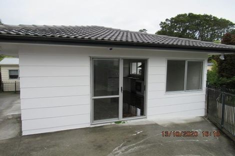 Photo of property in 15 Fernhaven Place, Massey, Auckland, 0614