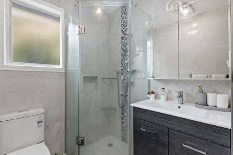 Photo of property in 52 Ayton Drive, Totara Vale, Auckland, 0629