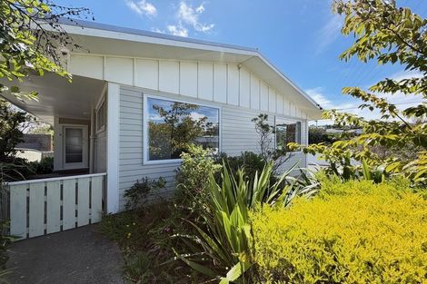 Photo of property in 6 Link Road, Newlands, Wellington, 6037