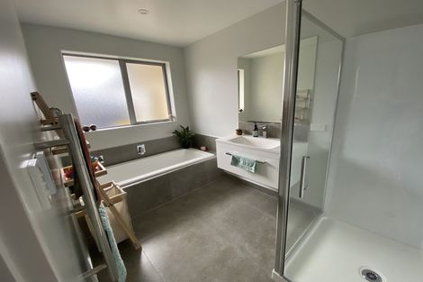 Photo of property in 9 Larmer Drive, Kumeu, 0810