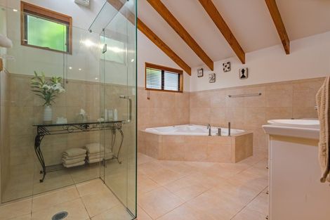 Photo of property in 28 Springdale Grove, Fitzherbert, Palmerston North, 4410