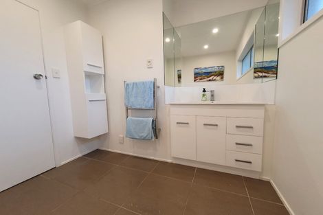 Photo of property in 2/42 Knightsbridge Drive, Forrest Hill, Auckland, 0620