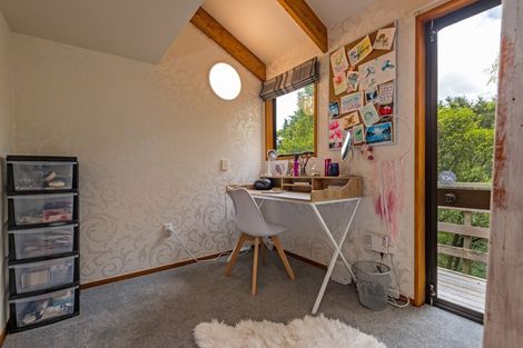 Photo of property in 28 Springdale Grove, Fitzherbert, Palmerston North, 4410