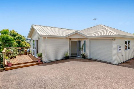 Photo of property in 2/8a Target Road, Totara Vale, Auckland, 0629