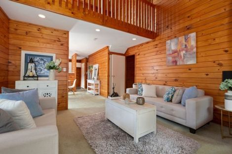 Photo of property in 2/62 Hillcrest Avenue, Hillcrest, Auckland, 0627