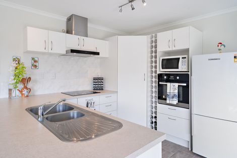 Photo of property in 42 Bellville Drive, Clendon Park, Auckland, 2103