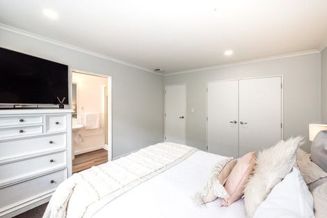 Photo of property in 32 Guildford Drive, Paraparaumu, 5032