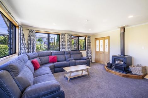 Photo of property in 15 Home Street, Manapouri, 9679