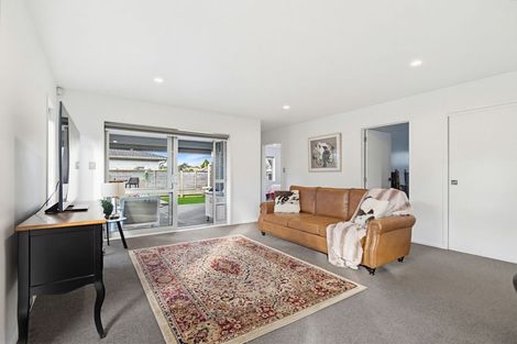 Photo of property in 16 Domain Street, Waiuku, 2123