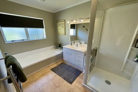 Photo of property in 23 James Nairn Grove, Riverstone Terraces, Upper Hutt, 5018