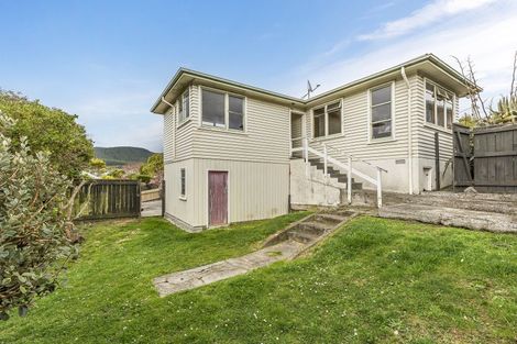 Photo of property in 17 Kereru Bend, Tawa, Wellington, 5028