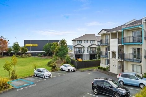 Photo of property in 14a/71 Spencer Road, Oteha, Auckland, 0632