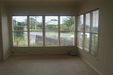 Photo of property in 1/140 Beach Road, Castor Bay, Auckland, 0620
