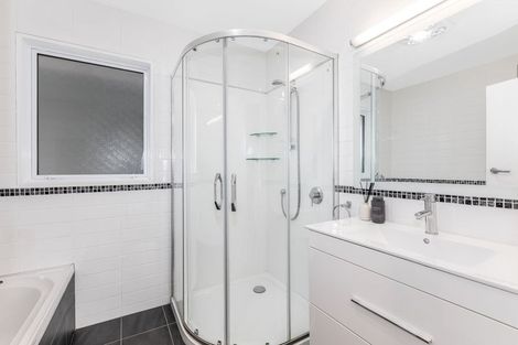 Photo of property in 118 Kahu Road, Paremata, Porirua, 5024