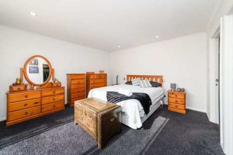 Photo of property in 4 Saint Heliers Grove, Fitzherbert, Palmerston North, 4410