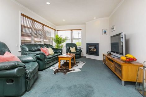 Photo of property in 3 Hillary Heights Avenue, Glendene, Auckland, 0602