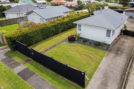 Photo of property in 70 Edgewater Drive, Pakuranga, Auckland, 2010