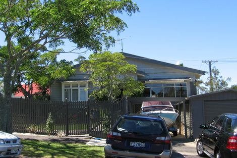 Photo of property in 2/8 Wernham Place, Northcote, Auckland, 0626