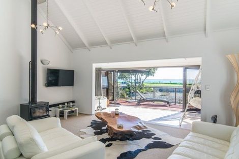 Photo of property in 82 Marine Parade, Paraparaumu Beach, Paraparaumu, 5032