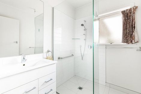 Photo of property in 46 Hepburn Road, Glendene, Auckland, 0602