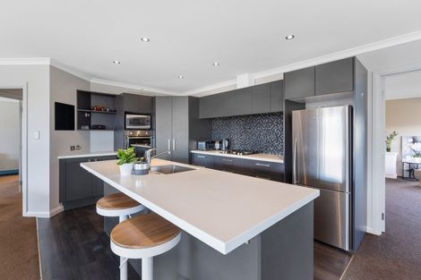 Photo of property in 12 Monaco Grove, Fitzherbert, Palmerston North, 4410