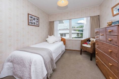 Photo of property in 16 Ellesmere Crescent, Pakuranga Heights, Auckland, 2010