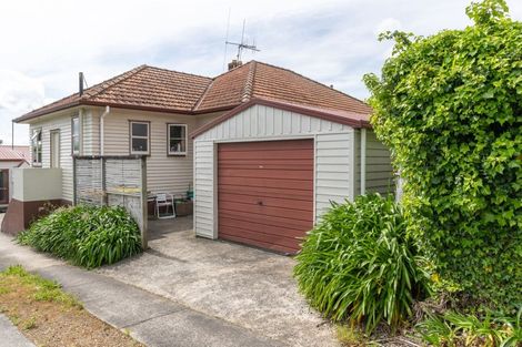 Photo of property in 94 Forest Lake Road, Forest Lake, Hamilton, 3200