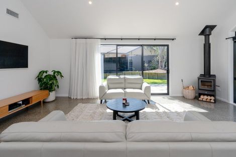 Photo of property in 51a Elizabeth Street, Waikanae, 5036