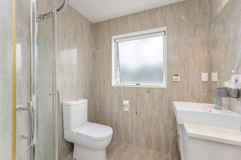 Photo of property in 1b Harrowglen Drive, Northcross, Auckland, 0632