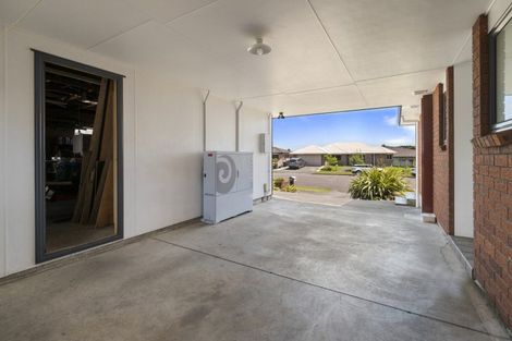 Photo of property in 8 Sunshine Place, Kelvin Grove, Palmerston North, 4414