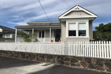 Photo of property in 7 Waterview Road, Stanley Point, Auckland, 0624