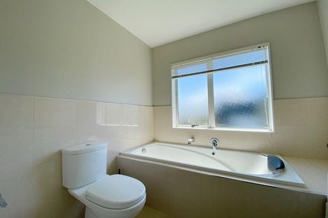 Photo of property in 11 Lakeridge Close, Northcross, Auckland, 0632