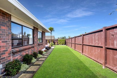 Photo of property in 1/4 Spring Grove, Henderson, Auckland, 0612