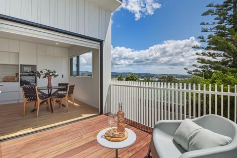 Photo of property in 85a Awaroa Road, Sunnyvale, Auckland, 0612