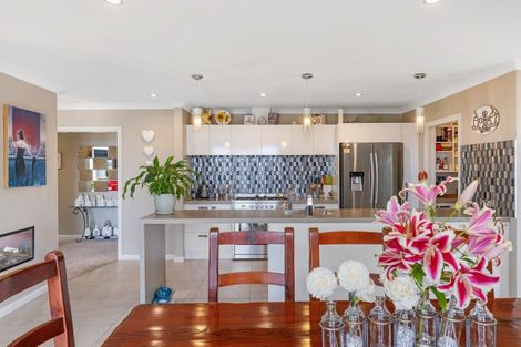 Photo of property in 11 Monaco Grove, Fitzherbert, Palmerston North, 4410