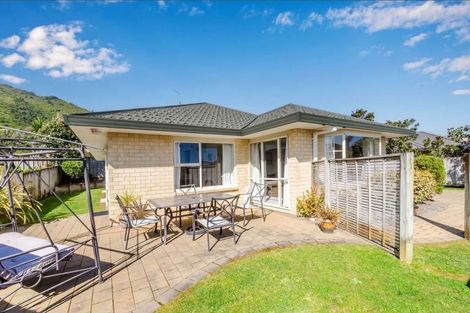 Photo of property in 19 Balmerino Grove, Waikanae, 5036