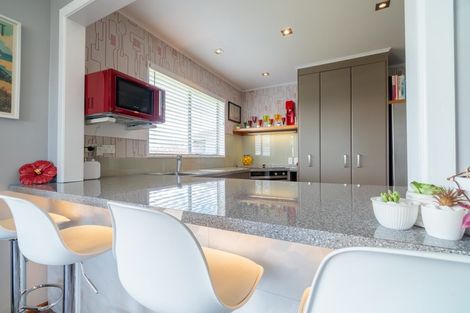 Photo of property in 5 Hillview Crescent, Paparangi, Wellington, 6037