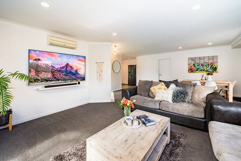 Photo of property in 32 Guildford Drive, Paraparaumu, 5032