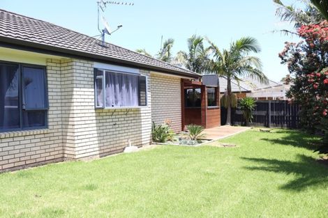 Photo of property in 33 Pitt Avenue, Clendon Park, Auckland, 2103