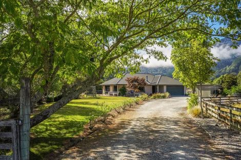 Photo of property in 22 Grey Street, Murchison, 7007