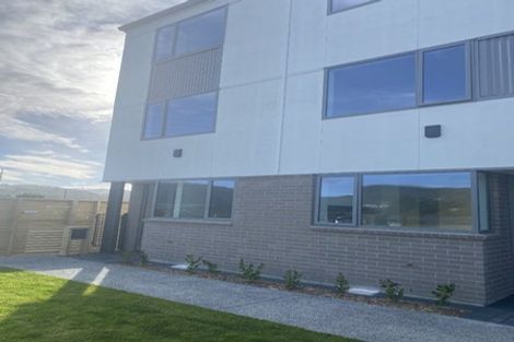 Photo of property in 1 Ara Paiwhenua, Tawa, Wellington, 5028