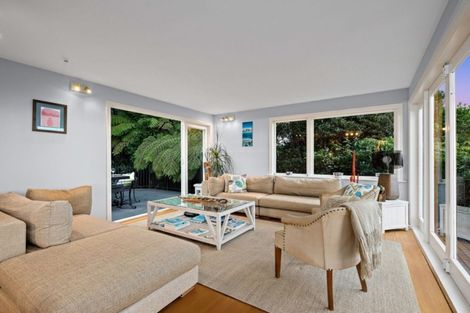 Photo of property in 37 Quinns Road, Waiatarua, Auckland, 0612