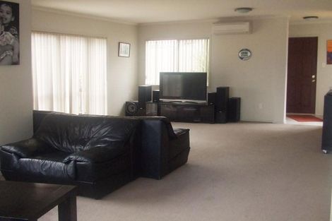 Photo of property in 8b Andover Way, Goodwood Heights, Auckland, 2105