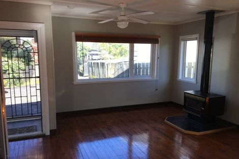 Photo of property in 3/24 Woodside Road, Massey, Auckland, 0614