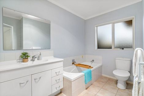 Photo of property in 12 Bokeen Lane, Flat Bush, Auckland, 2019