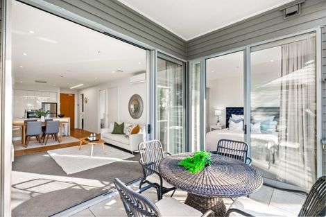 Photo of property in 6/585g Beach Road, Rothesay Bay, Auckland, 0630