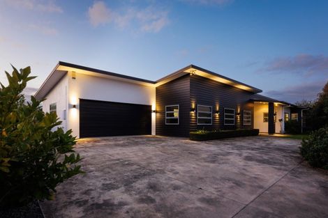 Photo of property in 25 Medallion Court, Kelvin Grove, Palmerston North, 4414