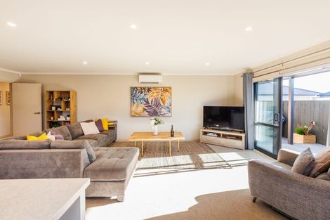 Photo of property in 34 Cyprus Place, Fitzherbert, Palmerston North, 4410